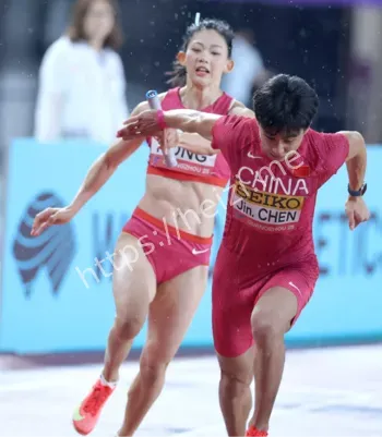 女子4x100混接