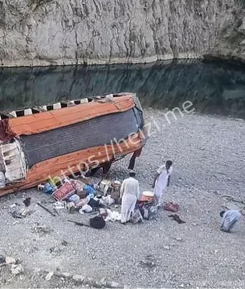 贝宁一大巴坠河