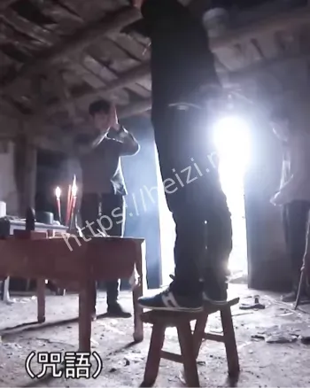 身穿花裙悬梁秤砣绑足