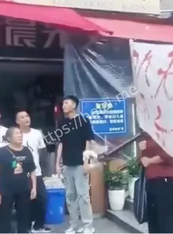 家属拉横幅围观