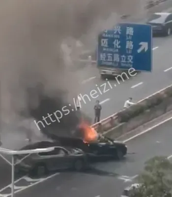 两电车相撞爆燃