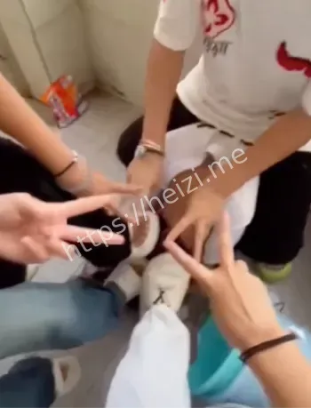 精神小妹群殴一女生