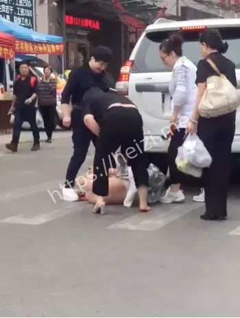 太原街头捉奸暴打小三