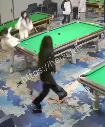 台球厅女子暴力冲突