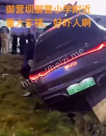 御营小学门口突发车祸