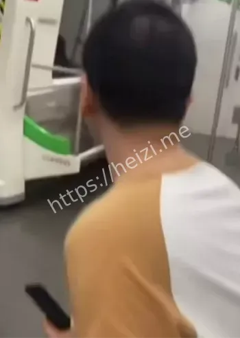 男子地铁当众不雅动作视频