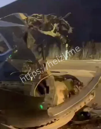 数十辆车在结冰坡道被撞成废铁