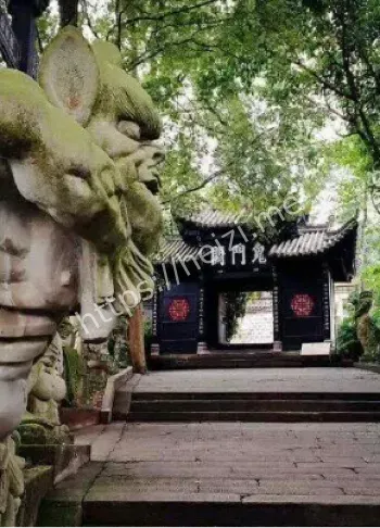 游客拍到鬼影消失