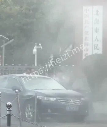 神秘驾驶员被特警抬走