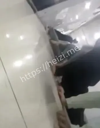 教官逼跪地趴下再鞭打