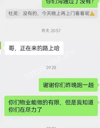 男子挂爷爷遗像香烛