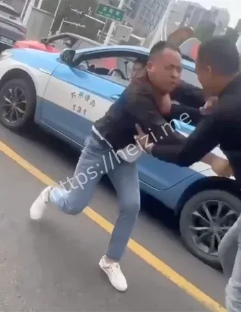 两男子斗殴捅人