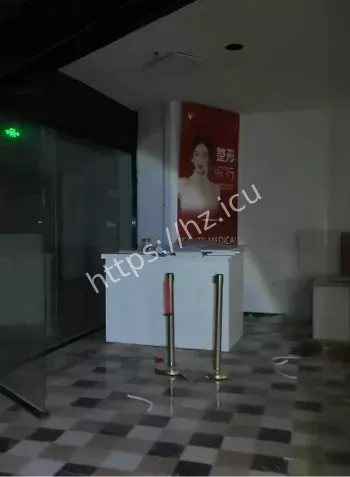 南宁金山广场电梯故障